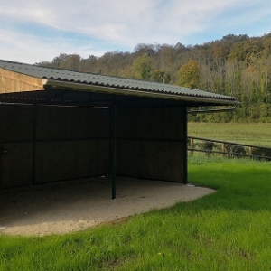 REFUGIO DE MADERA PARA CABALLOS CHEVAUX LIBERTÉ
