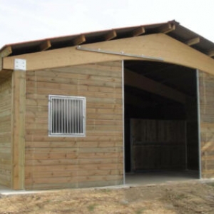NAVE DE MADERA PARA CABALLOS LAMELLÉ-COLLÉ