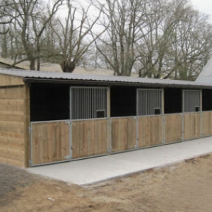 BOXES DE MADERA PARA CABALLOS DE COUNTRY