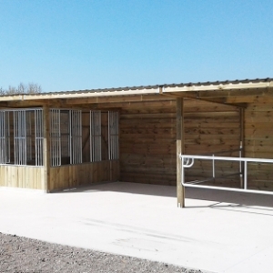 REFUGIO DE MADERA PARA CABALLOS TIPO 